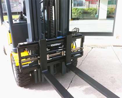 Forklift fork positioner