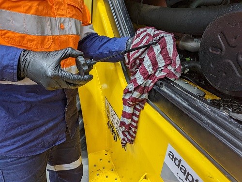 Changing forklift hydraulic oil 1 Changing forklift hydraulic oil 1
