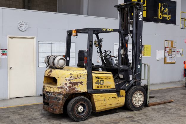 Check used forklift appearance for rust and cracks