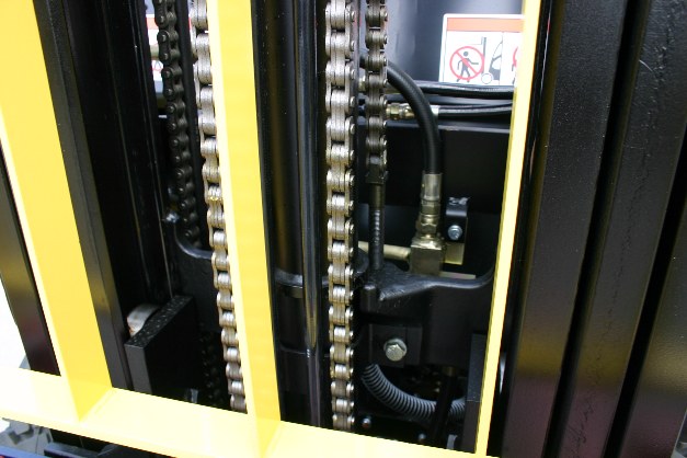 Forklift lift chain inspection
