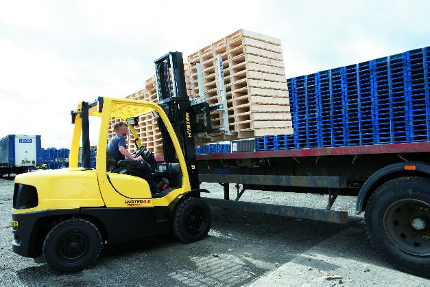 Comparison Counterbalance Forklifts VS Reach Trucks