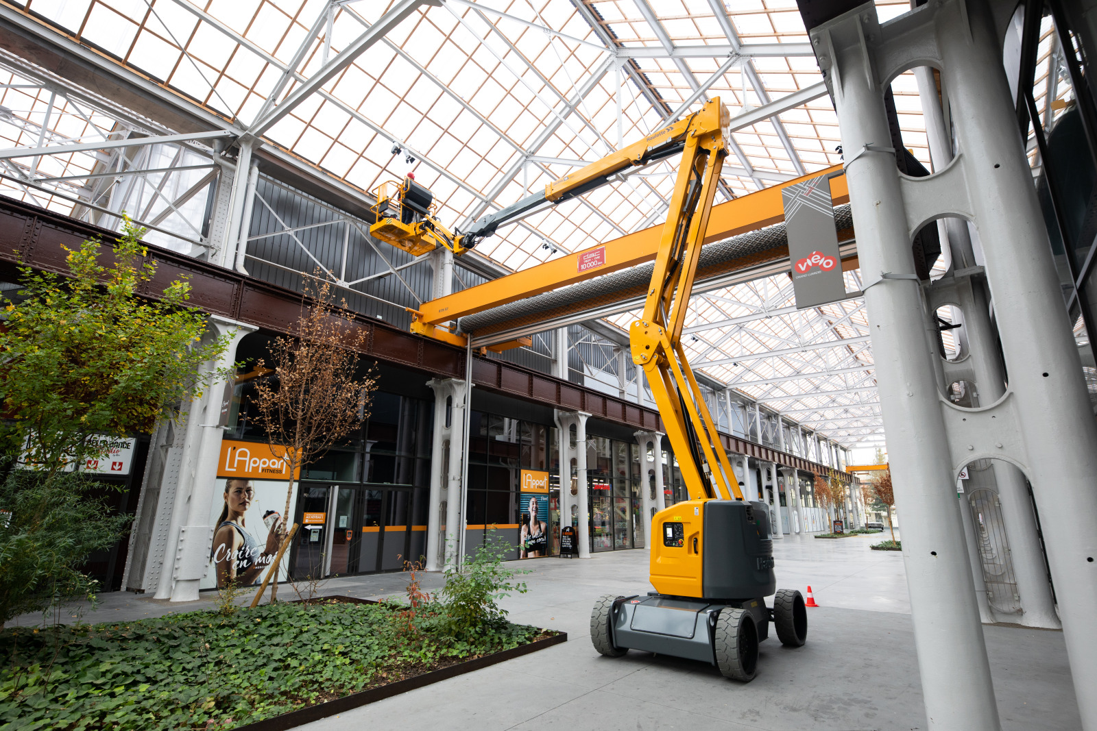 Comparison Boom Lifts VS Cherry Pickers