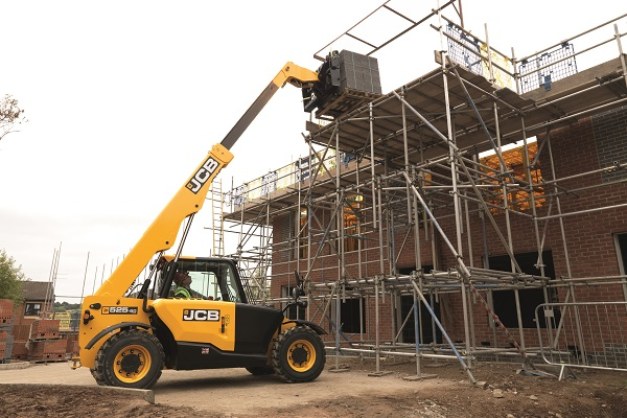 JCB Telehandler handling pallets of bricks