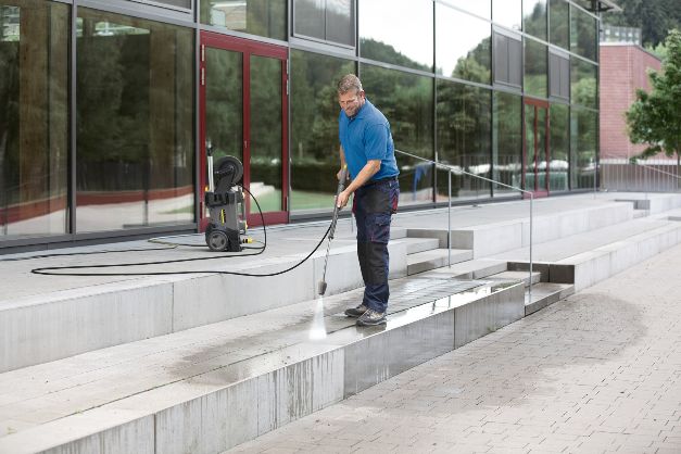 How to Safely Use a High Pressure Cleaner