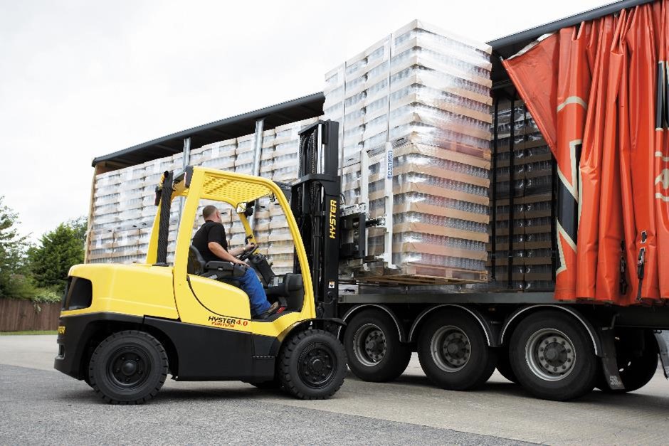 Safely unloading a truck with a forklift 3