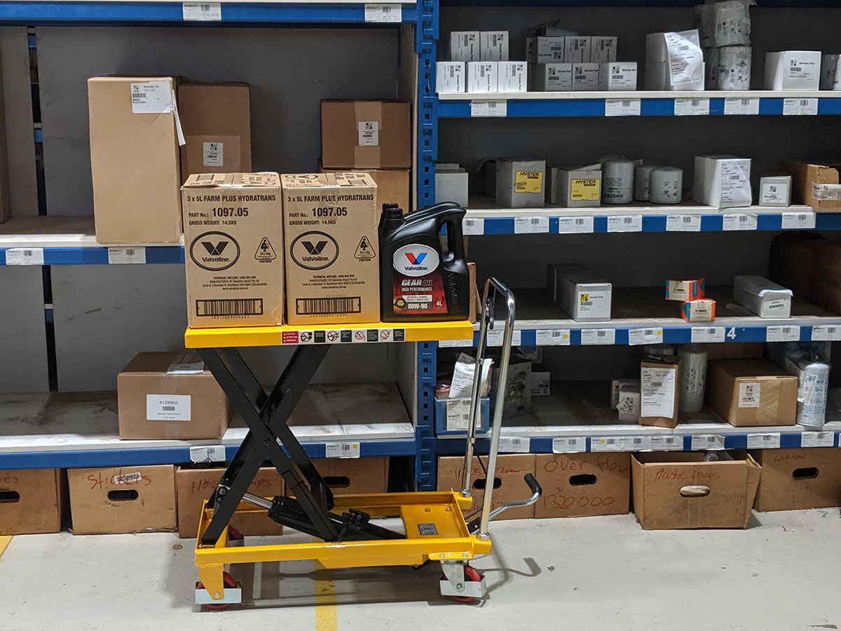 Scissor lift table putting stock away Scissor lift table putting stock away