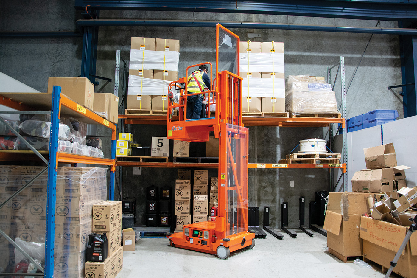 12ft / 3.7m Electric Self-Propelld Man Lift / Stock Picker Hire