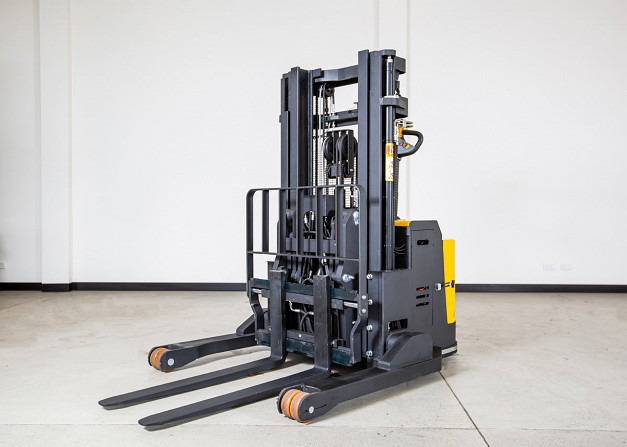 Liftsmart WRT15 Reach Stacker