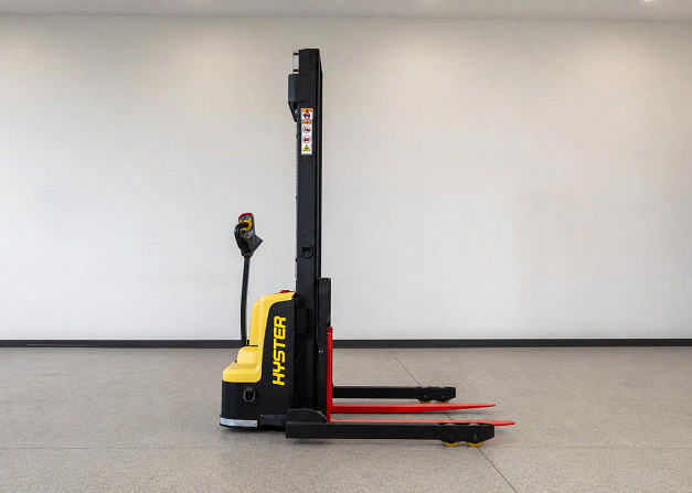 Hyster SC1.5-SL Electric Straddle Leg Stacker