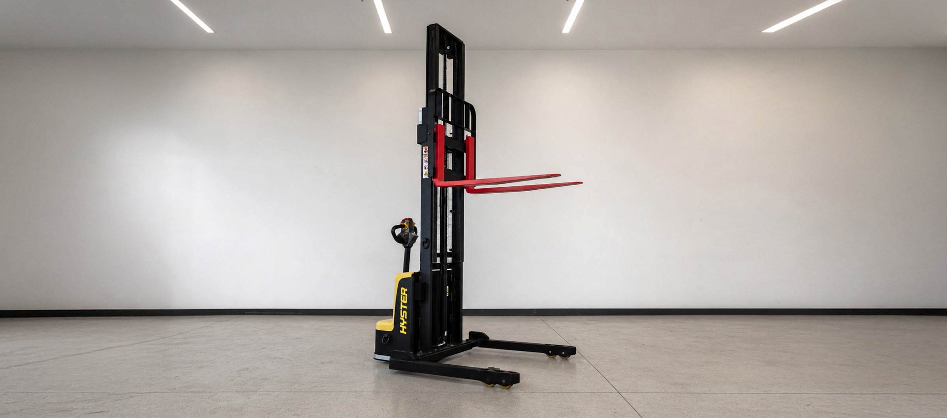 Hyster SC1.5-SL Electric Straddle Leg Stacker