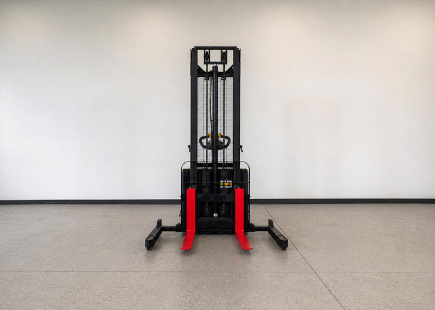 Hyster SC1.5-SL Electric Straddle Leg Stacker