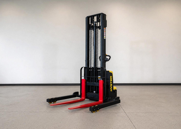 Hyster SC1.5-SL Electric Straddle Leg Stacker