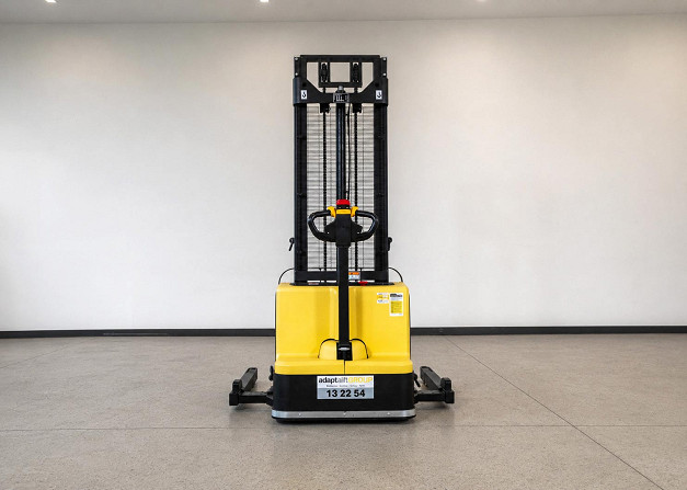 Hyster SC1.5-SL Electric Straddle Leg Stacker