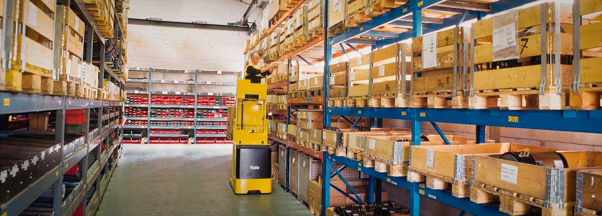 Electric order picker  Medium and high lift warehouse order picker