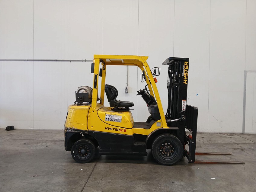 Used Equipment: HYSTER H2.5XT 