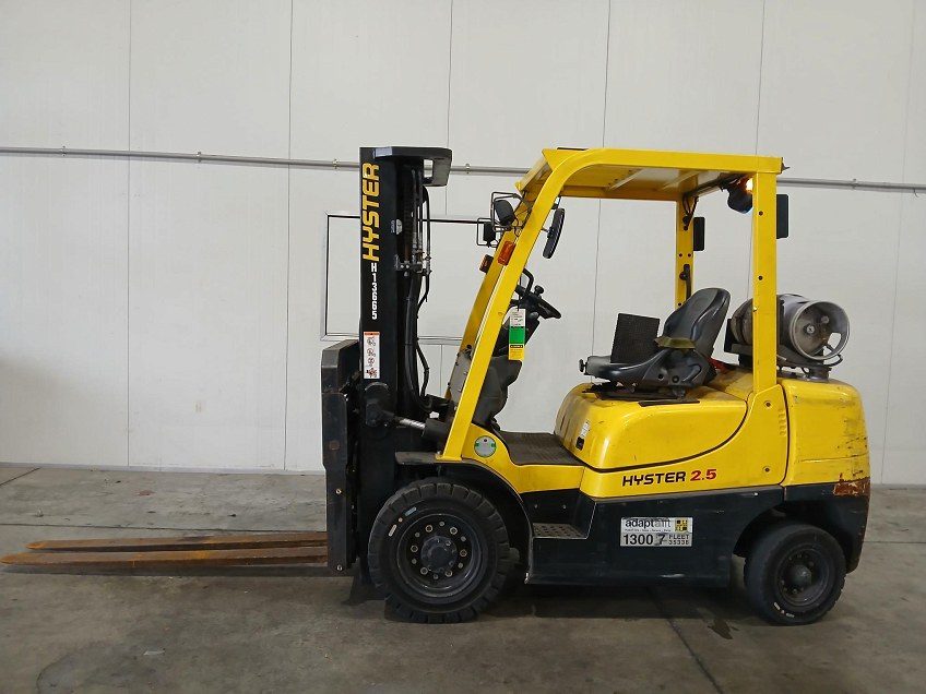 Used Equipment: HYSTER H2.5XT 
