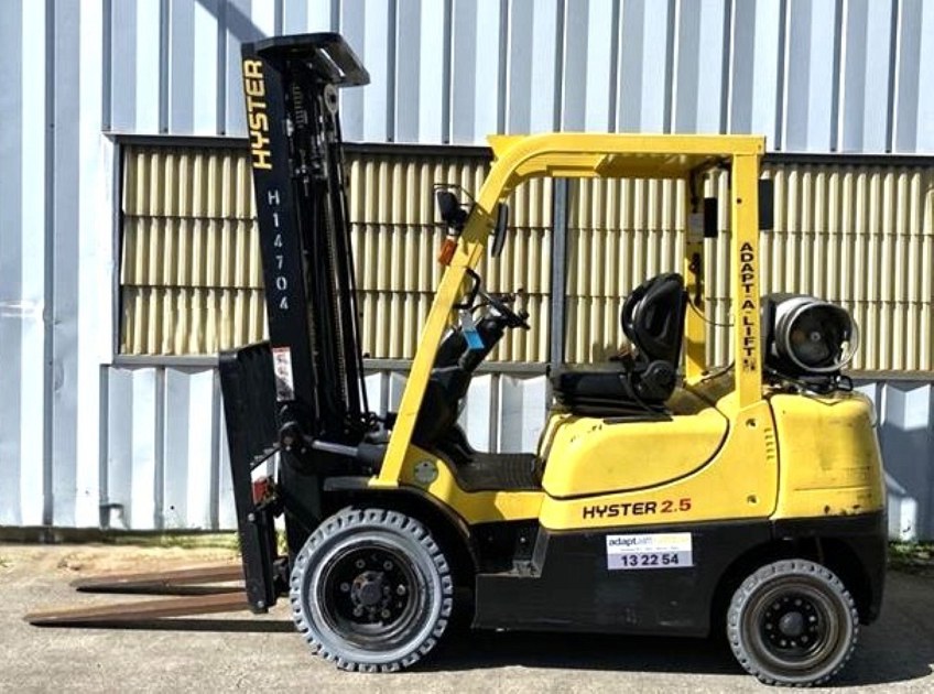 Used Equipment: HYSTER H2.5XT 