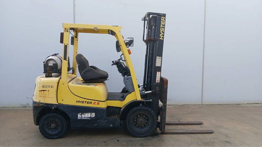 Used Equipment: HYSTER H2.5XT