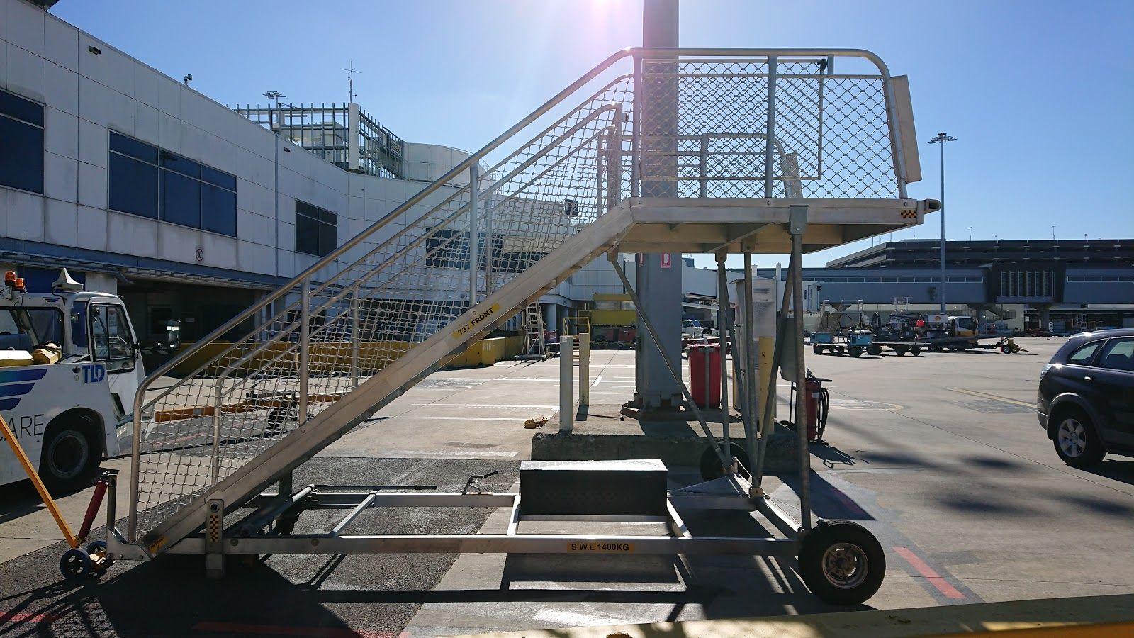 Used forklift: PASSENGER STAIRS - Towable STAIRS - Towable
