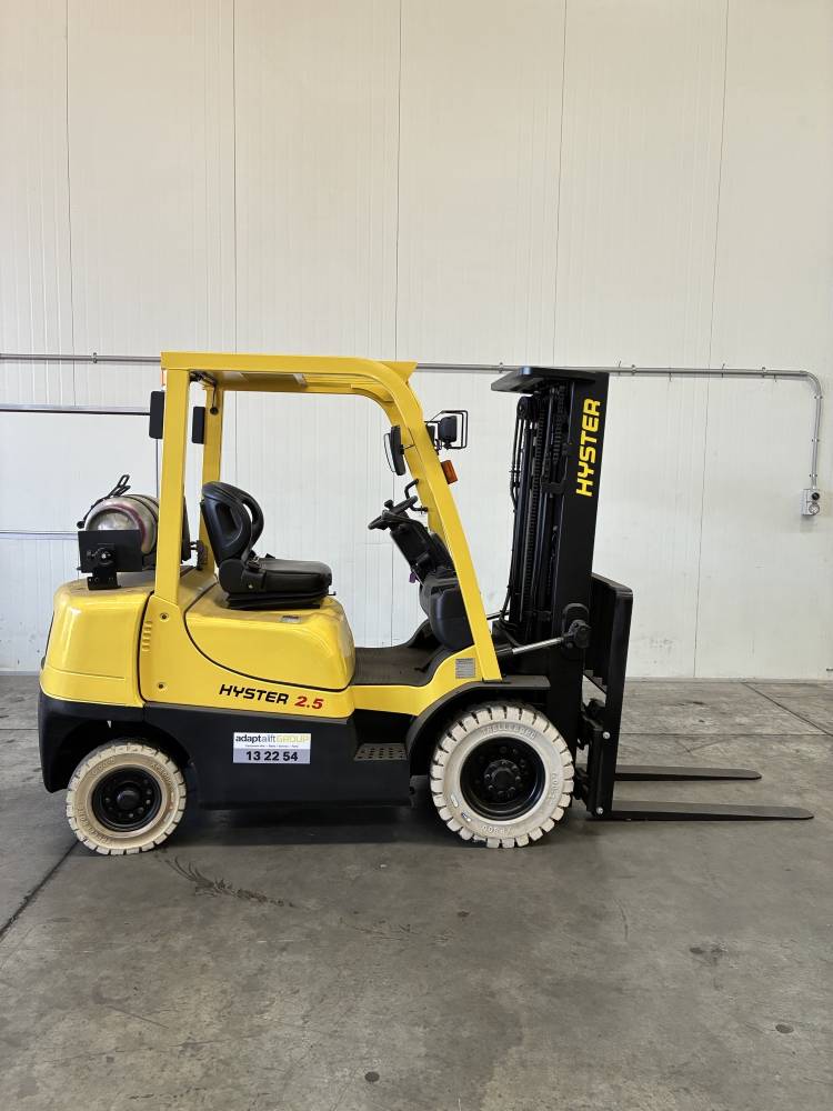 Used Equipment: HYSTER H2.5TX