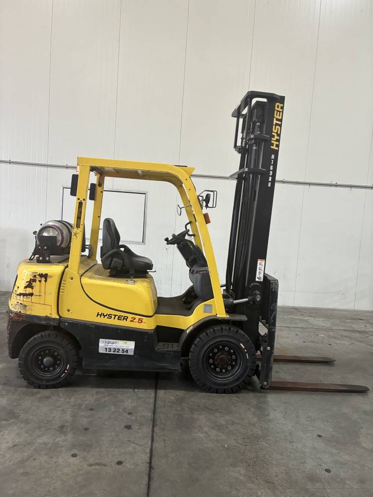 Used Equipment: HYSTER H2.5XT