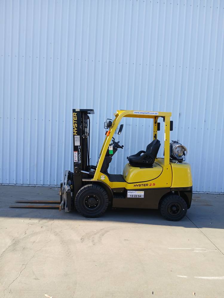 Used Equipment: HYSTER H2.5XT 