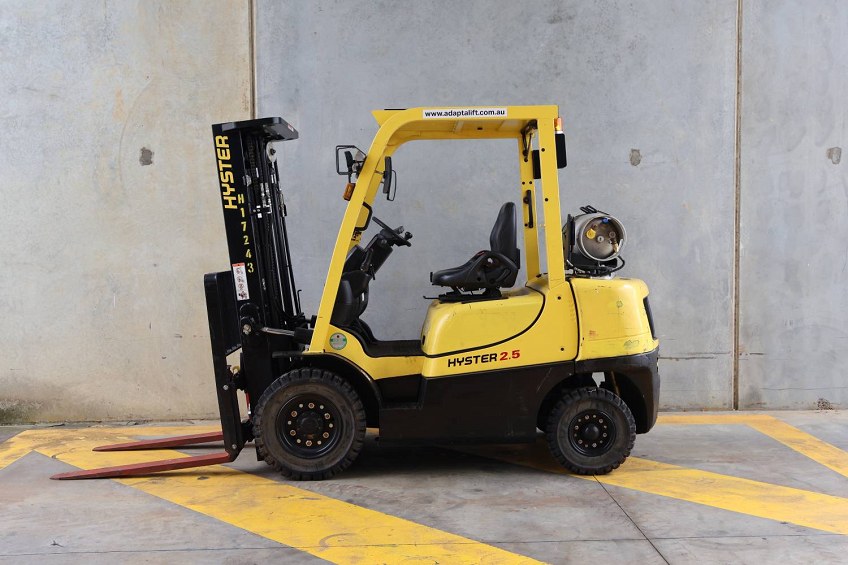Used Equipment: HYSTER H2.5XT 