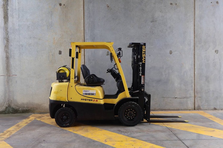 Used Equipment: HYSTER H2.5XT