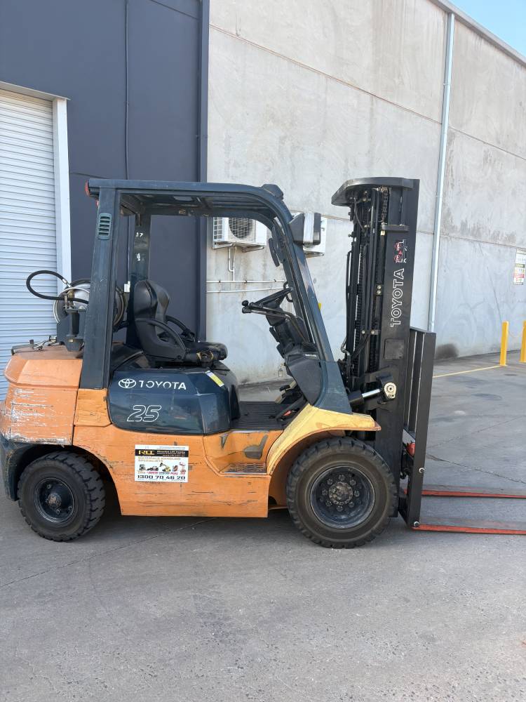Used Equipment: TOYOTA 42 7FG20