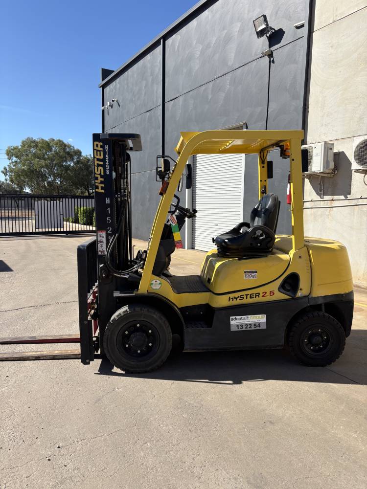 Used Equipment: HYSTER H2.5XT 